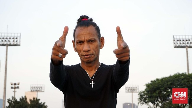 Legenda Timnas Indonesia Rochi Putiray bercerita tentang hal-hal eksentrik dan ikonik tentang dirinya, termasuk prestasi saat bersama tim Garuda.