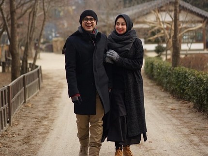Jauh dari Gosip, Intip 7 Momen Harmonis Ramzi dan Istri