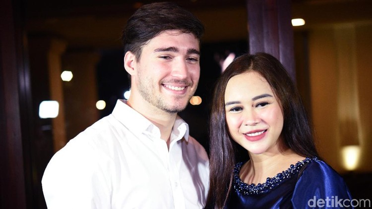 Aura Kasih baru saja melahirkan anak pertamanya. Intip yuk baby boy or girls ya?