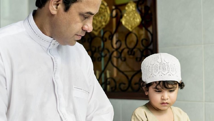 Kadang serba salah, mau mengajak anak salat Tarawih ke masjid tapi rewel. Sedangkan di rumah, enggak ada yang menemani...