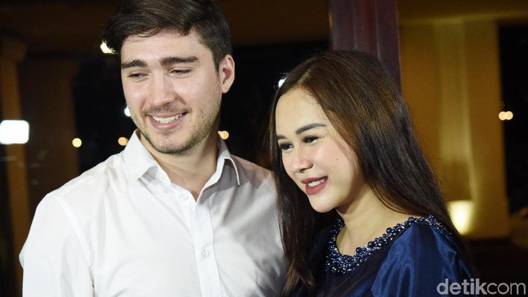 Aura Kasih dan sang suami, Eryck Amaral, santer diisukan bercerai. Hal ini karena Aura menghapus foto sang suami dari media sosial dan juga meng-unfollow-nya.