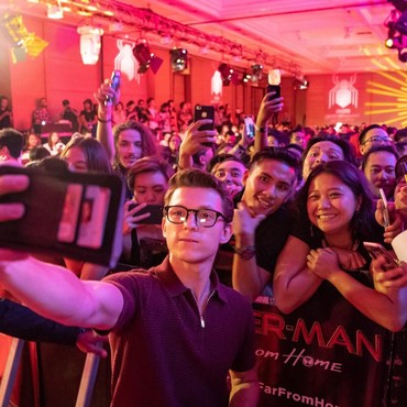 Tom Holland Sebut Orang-orang Bali Sangat Mengagumkan