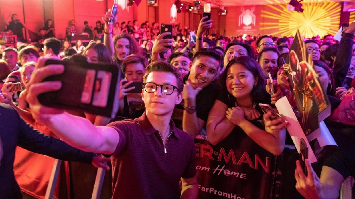 Kebersamaan Tom Holland dengan fans ketika berada di Indonesia&period;