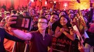 Potret Kebersamaan Tom Holland dengan Penggemar di Indonesia Kebersamaan Tom Holland dengan fans ketika berada di Indonesia.