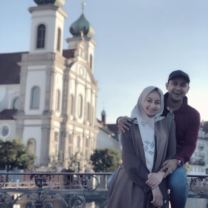 <p>Saat ada waktu luang, pasangan ini menyempatkan diri untuk quality time ke luar negeri, seru banget nih. (Foto: Instagram @avibasalamah)</p>