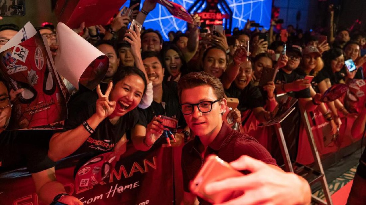 Kebersamaan Tom Holland dengan fans ketika berada di Indonesia&period;