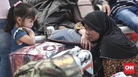 FOTO : Pemudik Mulai Padati Stasiun Pasar Senen