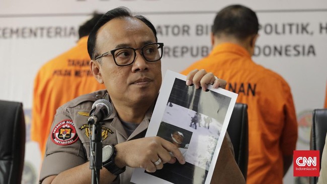 Dua pemuda berinisial FA (20) dan AH (24) ditangkap polisi karena menyebarkan ujaran kebencian. Kepada polisi, keduanya mengaku sering menonton video Rizieq.