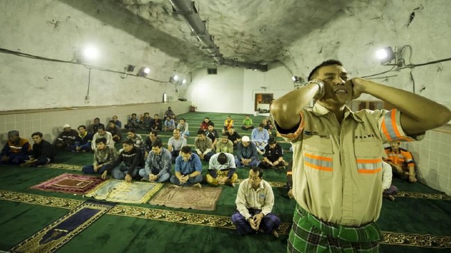 Masjid yang diresmikan pada bulan Juni 2016 itu ditujukan memudahkan para karyawannya untuk menunaikan salat lima waktu.