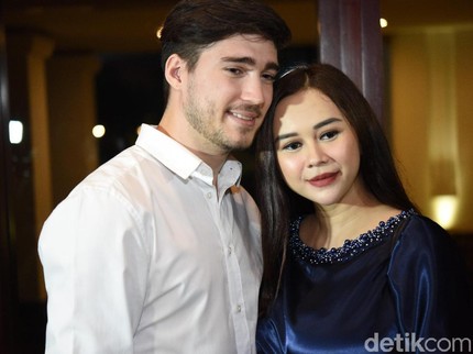 Aura Kasih Ungkap Wajah Bayi Perempuannya untuk Pertama Kali