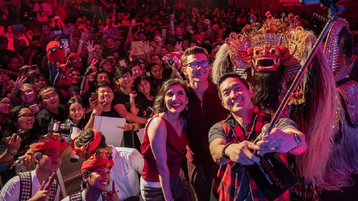 Kebersamaan Tom Holland dengan fans ketika berada di Indonesia&period;