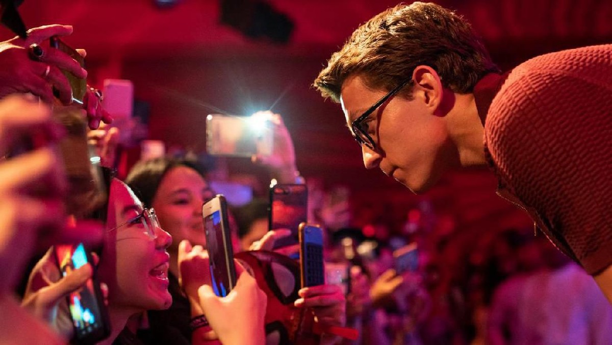 Kebersamaan Tom Holland dengan fans ketika berada di Indonesia&period;