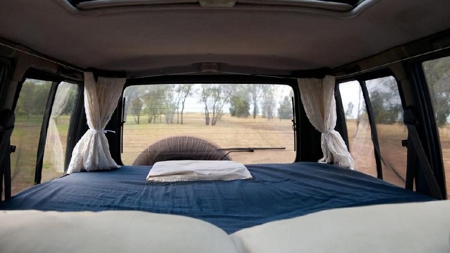 Tidur di kasur mobil saat sedang berjalan berpotensi menimbulkan cedera parah.
