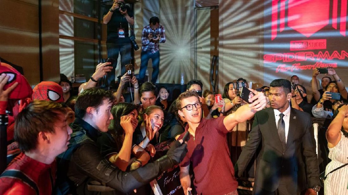 Kebersamaan Tom Holland dengan fans ketika berada di Indonesia&period;