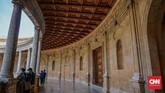 FOTO: Menyibak Peninggalan Islam di Alhambra Alhambra merupakan destinasi populer yang terletak di Granada, Spanyol. Istana yang dibuat pada masa Dinasti Nasrid ini menyimpan banyak sejarah Andalusia.