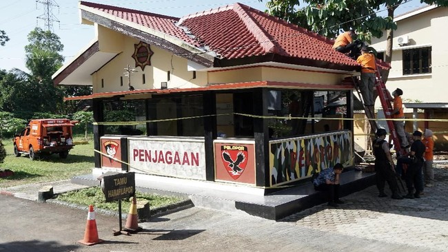 Polisi telah memeriksa 17 saksi kasus penembakan Mako Brimob Purwokerto, Jawa Tengah. Hingga kini, polisi belum menemukan titik terang pelaku penembakan.