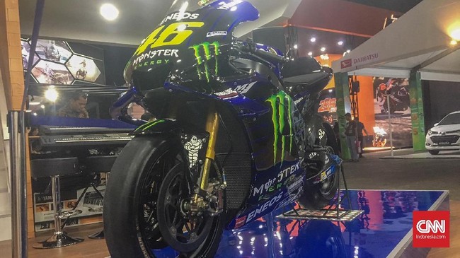 Motor dengan jubah livery Yamaha MotoGP terbaru tersebut berdiri di dekat lima model baru Yamaha yang kini mempunyai grafis M1 MotoGP 2019.