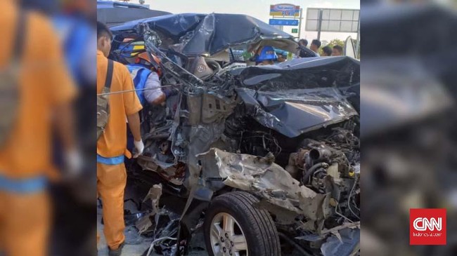 Dua mobil pemudik bertabrakan saat hendak masuk rest area di ruas tol Batang-Semarang, Selasa (28/5) pukul 12.10 WIB, dan mengakibatkan empat orang meninggal.