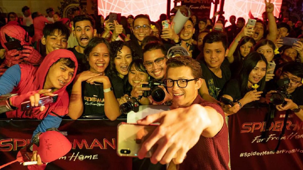 Kebersamaan Tom Holland dengan fans ketika berada di Indonesia&period;