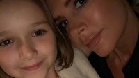 <p>Kira-kira di foto ini, Harper Beckham lebih mirip Ayah David Beckham atau Bunda Victoria ya? (Foto: Instagram @victoriabeckham)</p>
