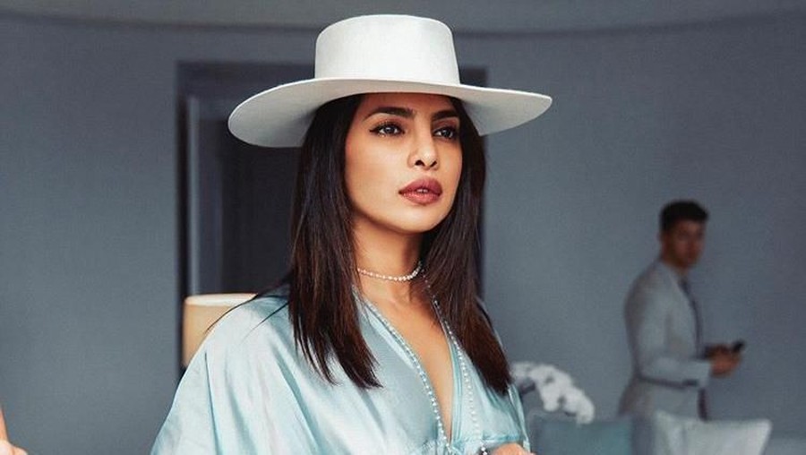 3. Priyanka Chopra Siapakah yang akan menjadi orang tua baptis untuk anak pasangan Pangeran Harry dan Meghan Markle?