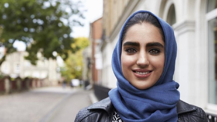 Pakai hijab enggak berarti Bunda boleh asal merawat rambut ya. Coba deh 7 rangkaian perawatan rambut berikut agar tetap sehat berkilau.