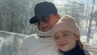 <p>Meski sibuk dengan berbagai <em>fashion show</em>, Victoria selalu meluangkan waktu berlibur bersama keluarga, termasuk dengan si bungsu, Harper Beckham. (Foto: Instagram @victoriabeckham)</p>