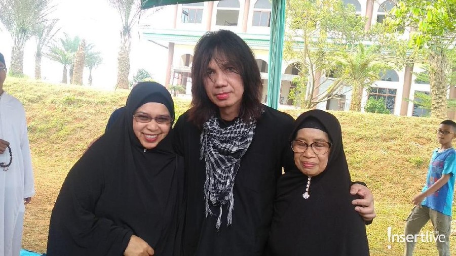 Faza adalah sosok musisi yang menjadi mualaf ketika pertama kali bertemu dengan Ustaz Arifin Ilham.