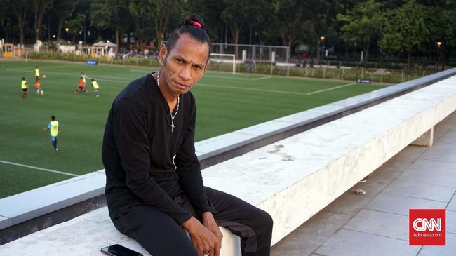 Legenda Timnas Indonesia Rochi Putiray bercerita tentang hal-hal eksentrik dan ikonik tentang dirinya, termasuk prestasi saat bersama tim Garuda.