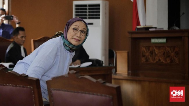Terdakwa kasus berita bohong atau hoaks Ratna Sarumpaet dituntut enam tahun penjara oleh jaksa penuntut umum.