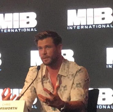 Menikmati Chris Hemsworth Menghitung Pakai Bahasa Indonesia