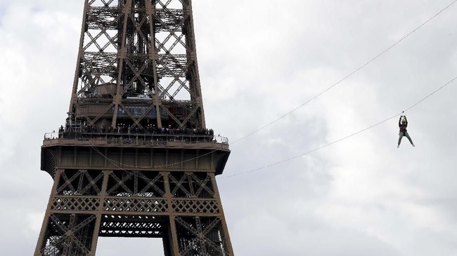 FOTO: Meluncur dari Menara Eiffel