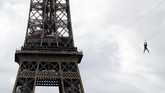 FOTO: Meluncur dari Menara Eiffel Bagi para pecandu adrenalin, inilah sat yang tepat untuk menikmati sensasi meluncur dari Menara Eiffel dengan zip line.