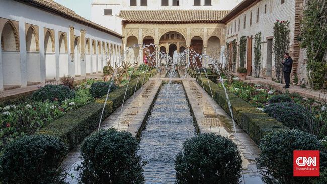 Agama Islam pernah menjejak selatan Spanyol, tepatnya di Andalusia. Istana-istana bergaya Arab-Eropa menjadi salah satu buktinya.