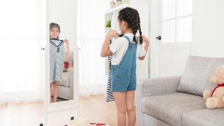 Di mata anak-anak, Lebaran identik dengan baju baru. Alhasil, tak jarang mereka meminta dibelikan pakaian Lebaran jelang hari raya tiba.