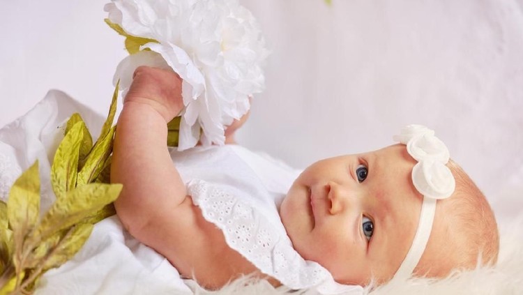 50 Nama Bayi Perempuan dari Berbagai Bahasa Bermakna Suci Hari Raya Idul Fitri bisa menjadi inspirasi para Bunda untuk memberi nama bayinya. Simak daftarnya dari berbagai bahasa di dunia.