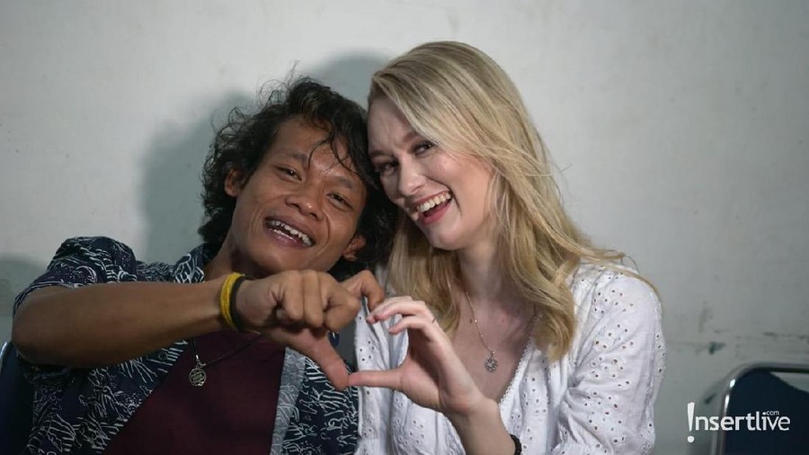 Diisukan Pisah, Begini Kondisi Pernikahan Khamid dan Istri Bulenya Khamid, pria Muntilan yang menikahi bule cantik kembali menjadi perbincangan setelah beredar kabar perpisahan di antara mereka.