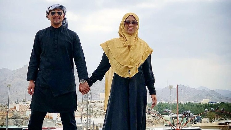 Memiliki lima orang anak, Irfan Hakim dan istri pun berbagi tugas untuk merawat mereka.