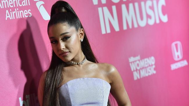 Ariana Grande resmi bertunangan dengan kekasihnya, Dalton Gomez, dan memamerkan cincin permata pertunangannya kepada publik melalui unggahan di media sosial.