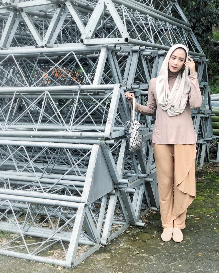 Fanny Fabriana mantap berhijab pada ramadan 2019. Wanita 34 tahun itu pun tampil cantik nan stylish dengan hijabnya.