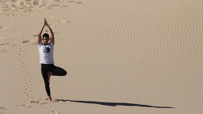 FOTO: Sunyi Meditasi Beralas Padang Pasir