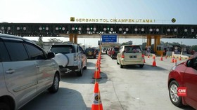 VIDEO: Antrean Kendaraan di Gerbang Tol Cikampek Utama