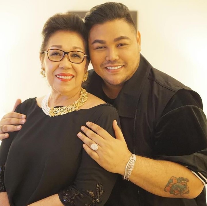 <p>Bahkan, Ivan kerap membawa serta sang Bunda ke tempat syuting. (Foto: Instagram @ivan_gunawan)</p>
