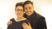 <p>Bahkan, Ivan kerap membawa serta sang Bunda ke tempat syuting. (Foto: Instagram @ivan_gunawan)</p>