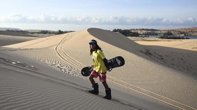 FOTO: Bermain Sandboarding di Vietnam