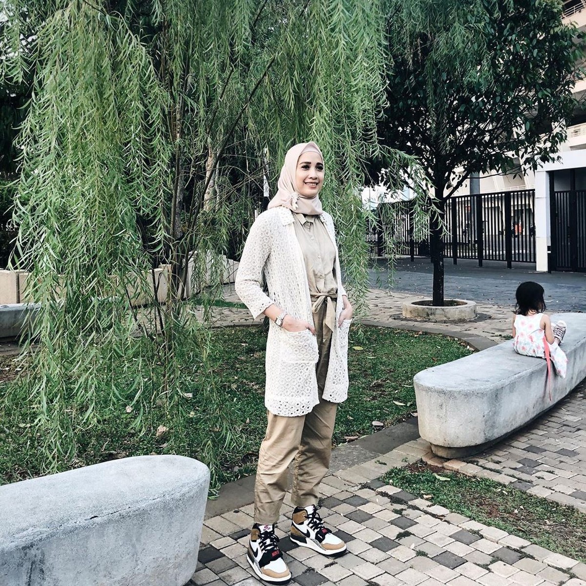 Fanny Fabriana mantap berhijab pada ramadan 2019&period; Wanita 34 tahun itu pun tampil cantik nan stylish dengan hijabnya&period;