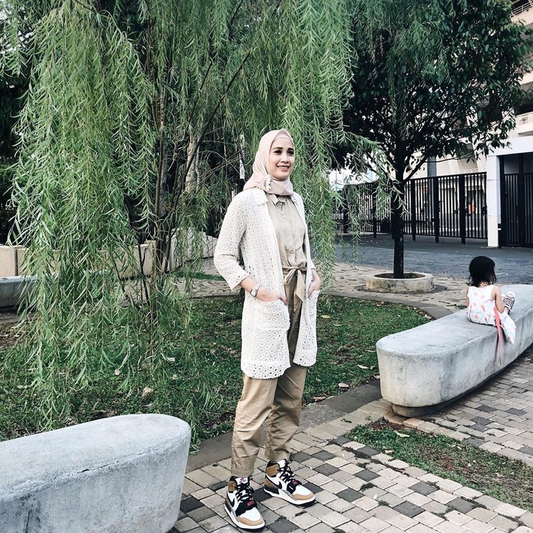 Fanny Fabriana mantap berhijab pada ramadan 2019. Wanita 34 tahun itu pun tampil cantik nan stylish dengan hijabnya.