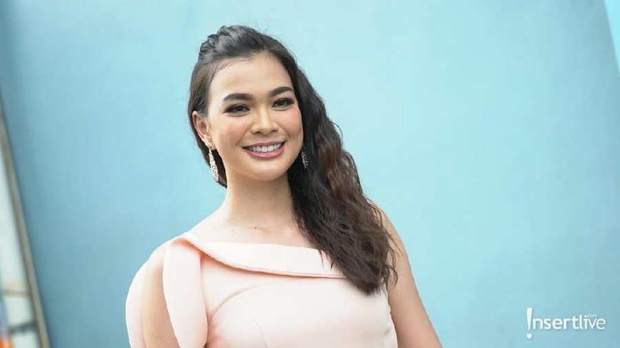 Kezia Warouw bersedih karena LDR dengan suaminya.