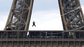 FOTO: Meluncur dari Menara Eiffel Bagi para pecandu adrenalin, inilah sat yang tepat untuk menikmati sensasi meluncur dari Menara Eiffel dengan zip line.