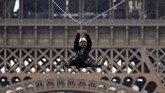 FOTO: Meluncur dari Menara Eiffel Bagi para pecandu adrenalin, inilah sat yang tepat untuk menikmati sensasi meluncur dari Menara Eiffel dengan zip line.